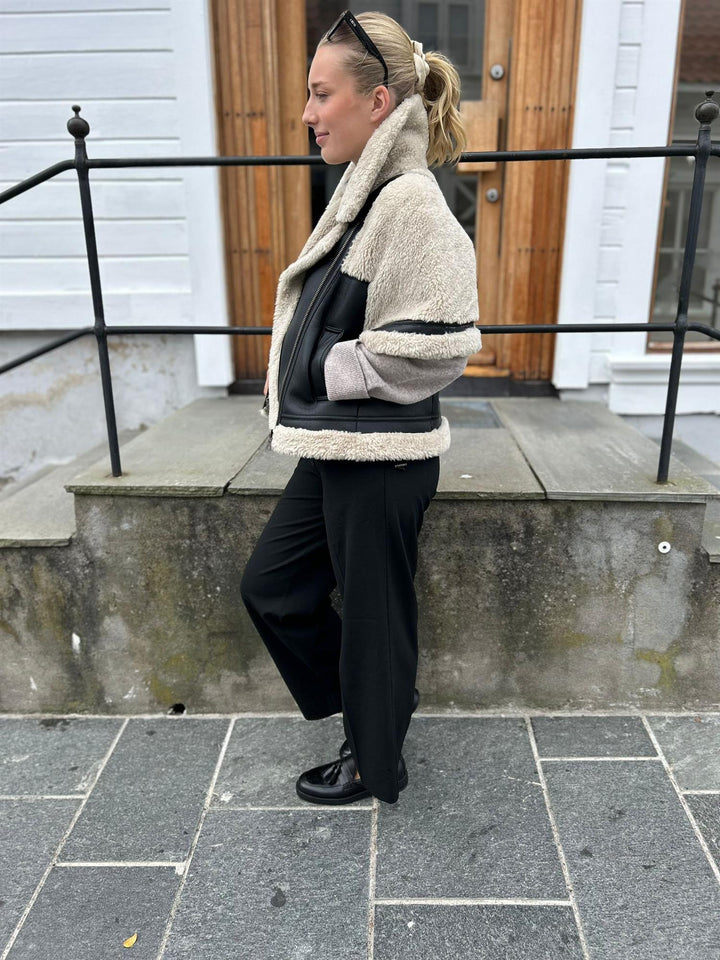 Short Coat Black/Biscuit