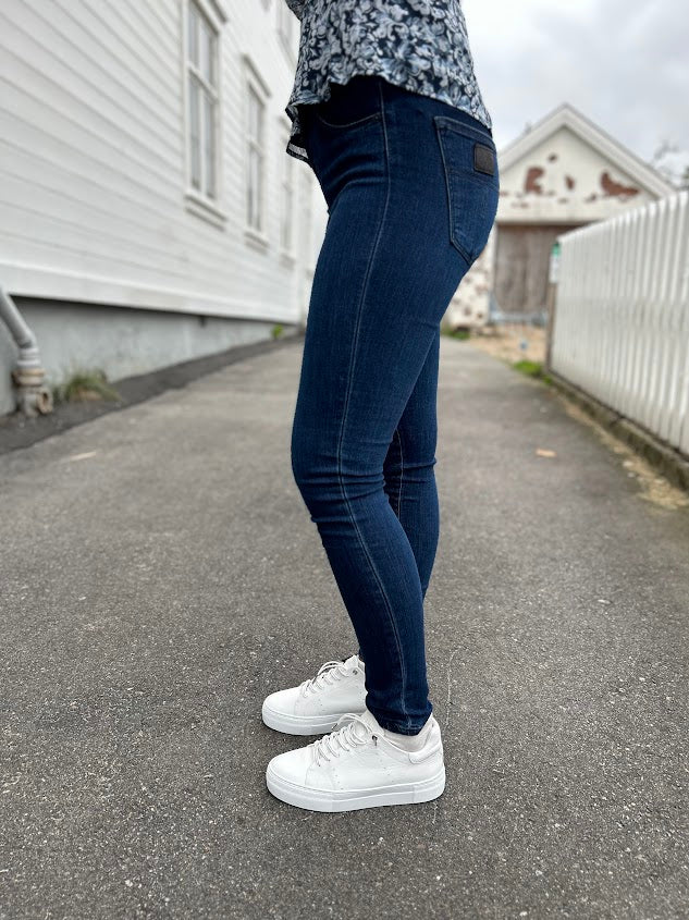 Celia 7132 night blue strike