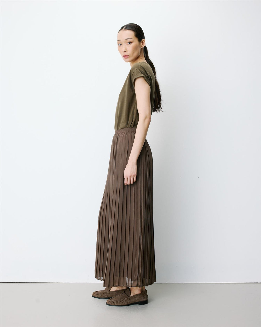 Anissa pleated maxi skirt kaki