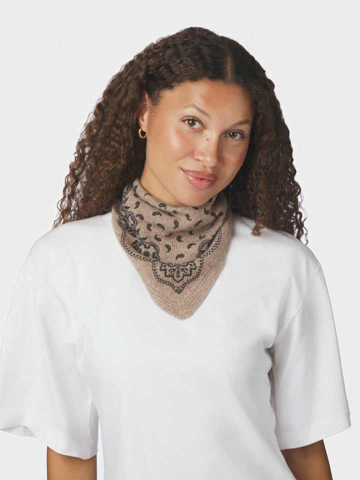 Ariya paisley knit scarf beige