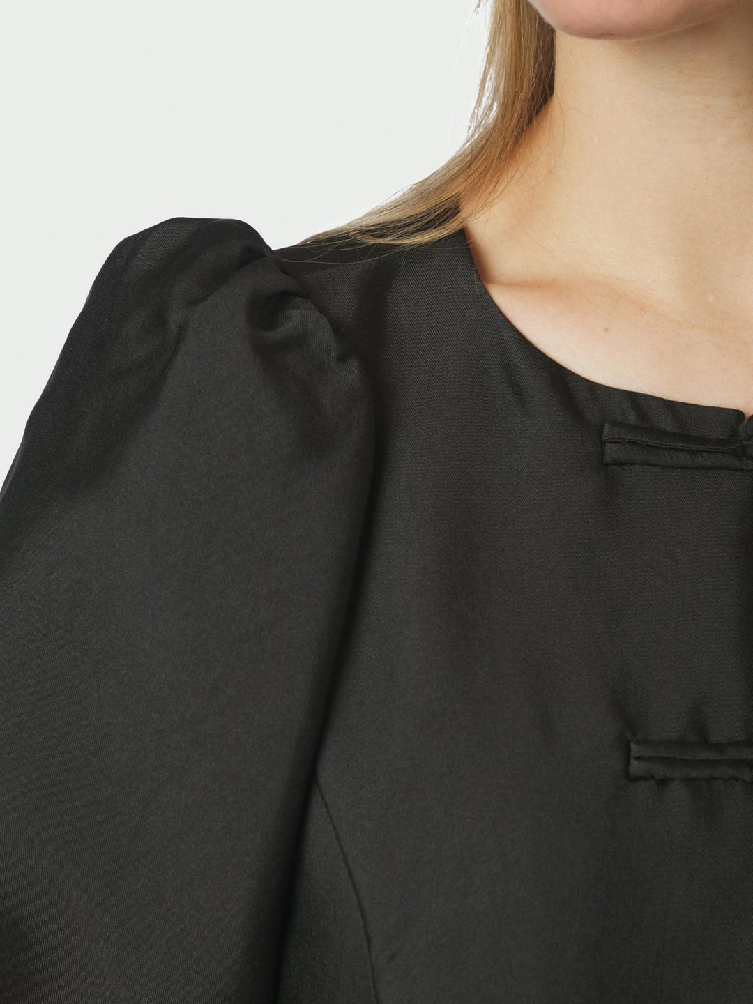 Anela mandarin dull saltin blouse black