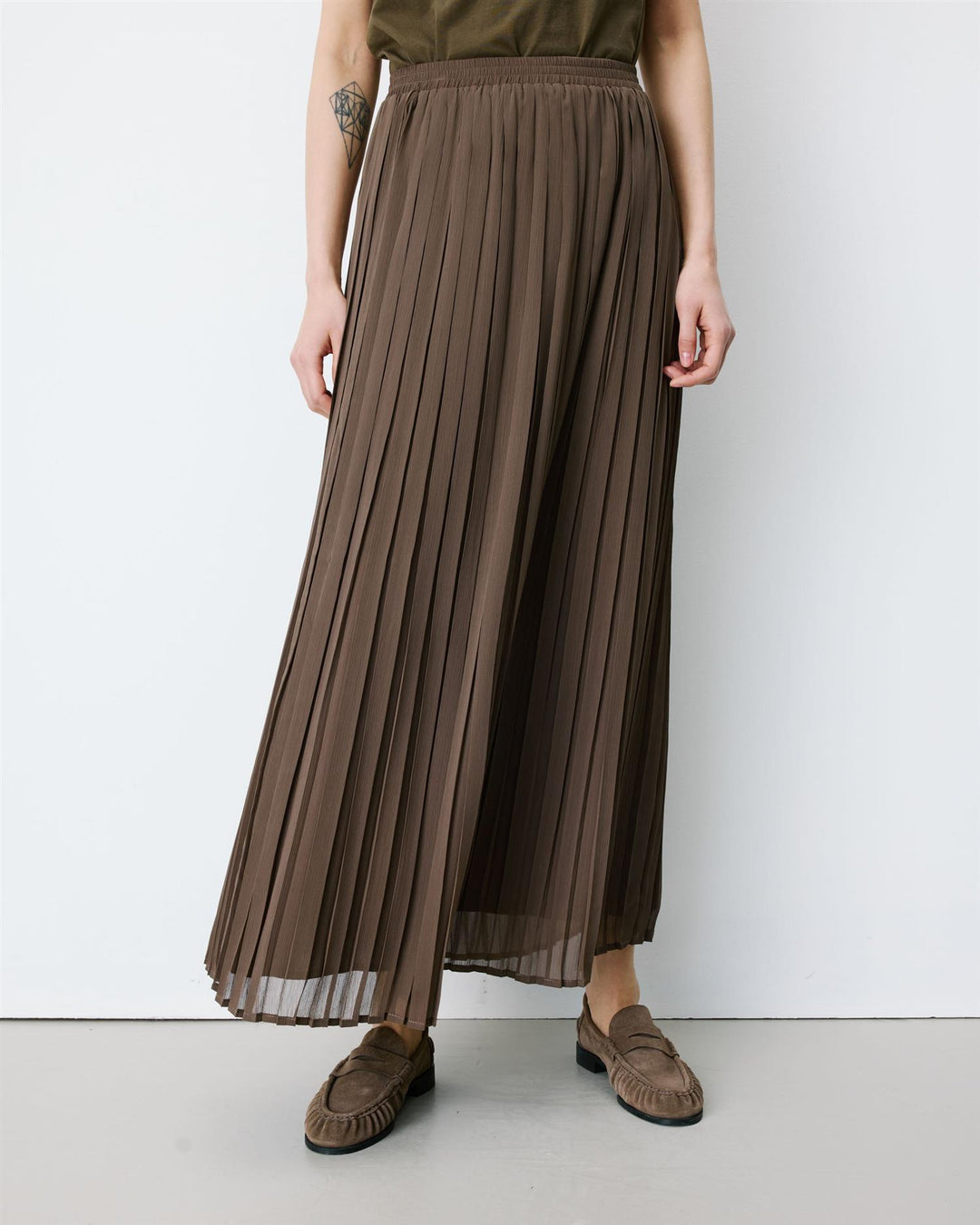 Anissa pleated maxi skirt kaki