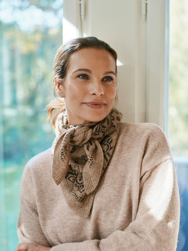 Lolana paisley knit scarf beige