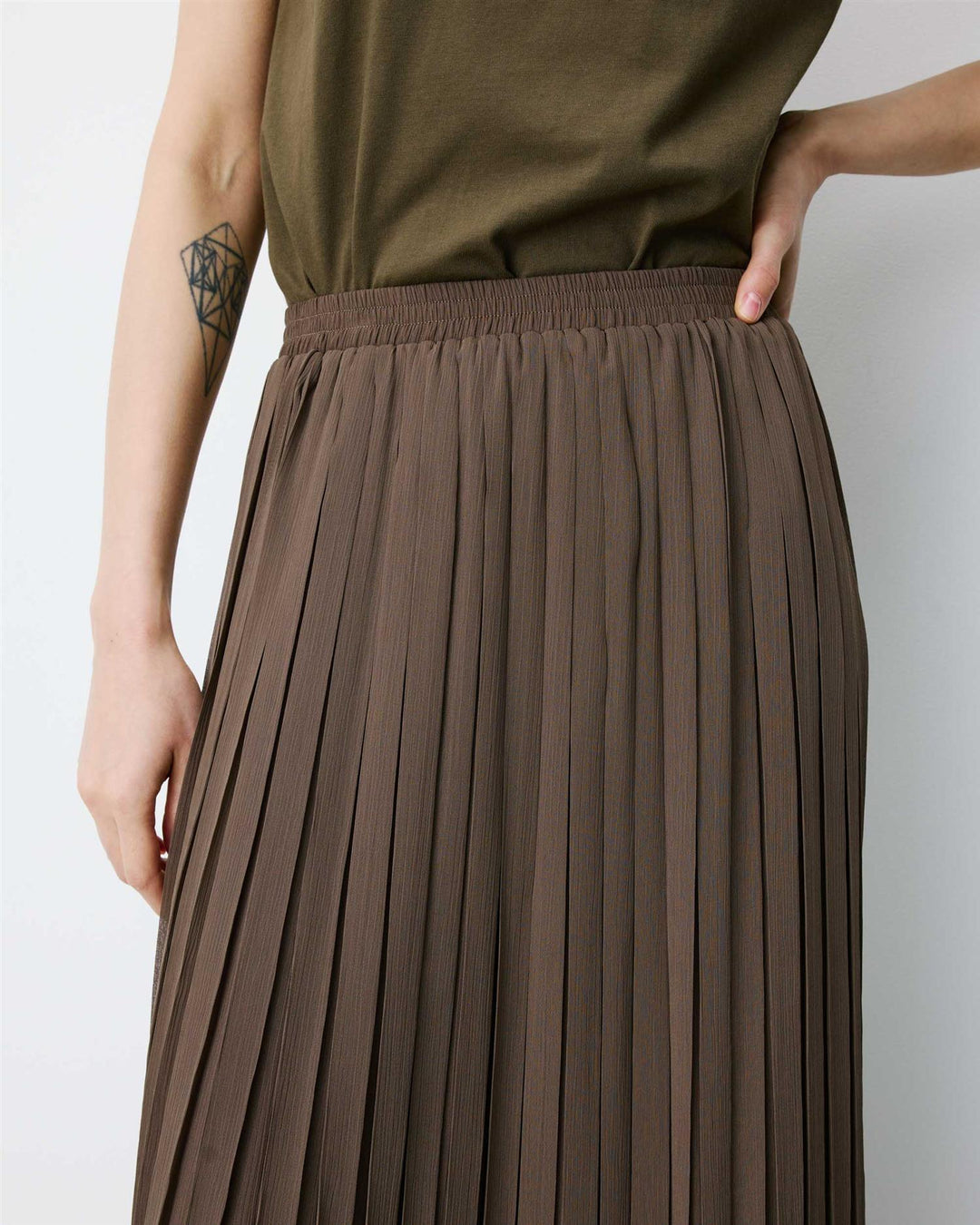 Anissa pleated maxi skirt kaki