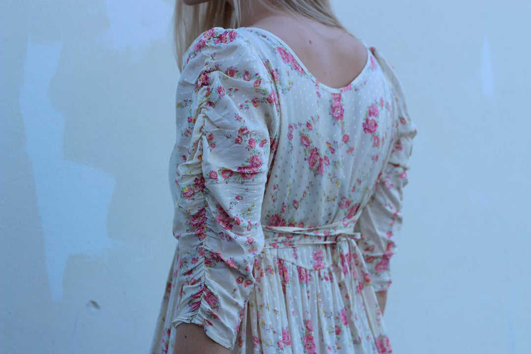 Delicate tieband kjole