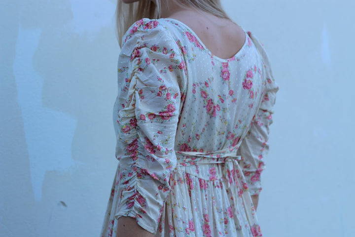 Delicate tieband kjole