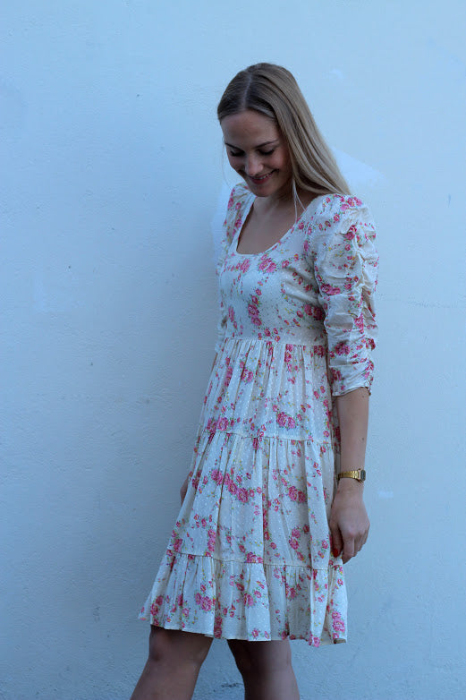 Delicate tieband kjole