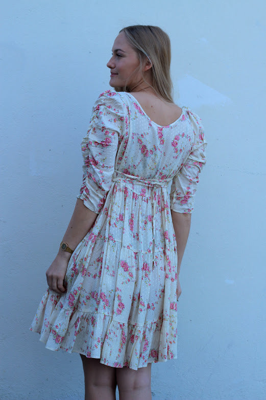 Delicate tieband kjole