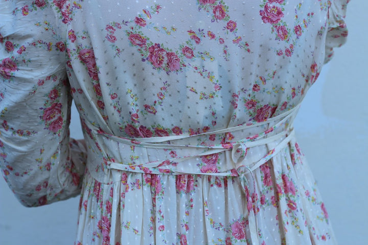 Delicate tieband kjole