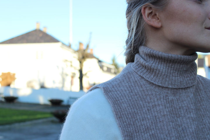 Elisha knit bib hals