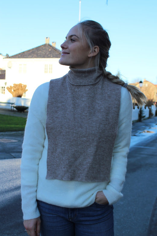 Elisha knit bib hals